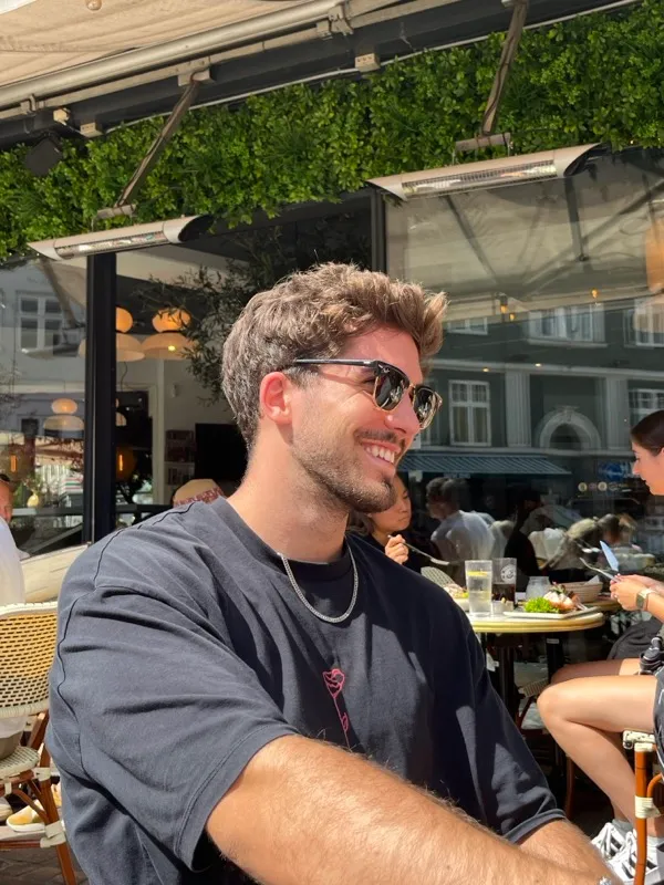 Dru Morera sonriendo en una terraza